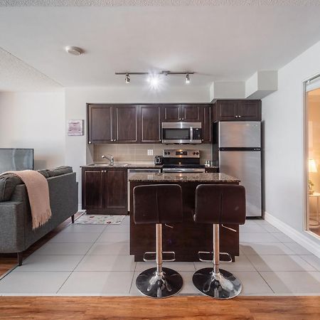 Spacious 2 Bedroom Plus Den, 2 Bath, Sleeps 5 With Balcony And Lakeview Downtown Toronto Condo Экстерьер фото
