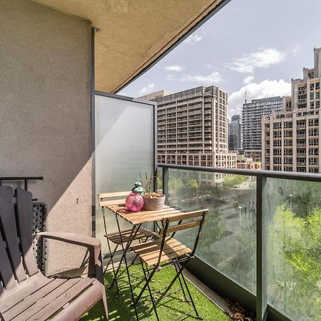 Spacious 2 Bedroom Plus Den, 2 Bath, Sleeps 5 With Balcony And Lakeview Downtown Toronto Condo Экстерьер фото