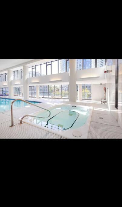 Spacious 2 Bedroom Plus Den, 2 Bath, Sleeps 5 With Balcony And Lakeview Downtown Toronto Condo Экстерьер фото