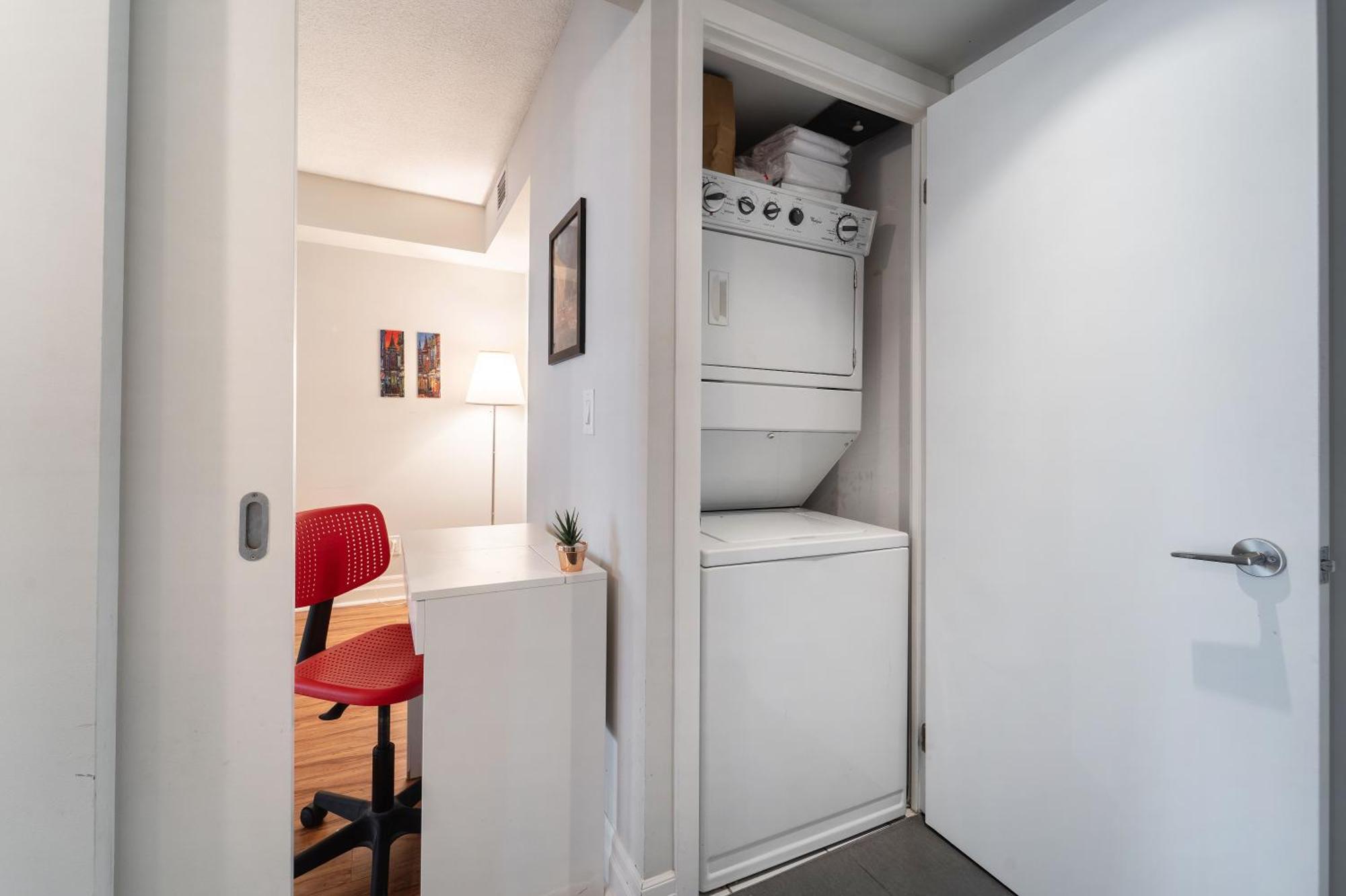 Spacious 2 Bedroom Plus Den, 2 Bath, Sleeps 5 With Balcony And Lakeview Downtown Toronto Condo Экстерьер фото
