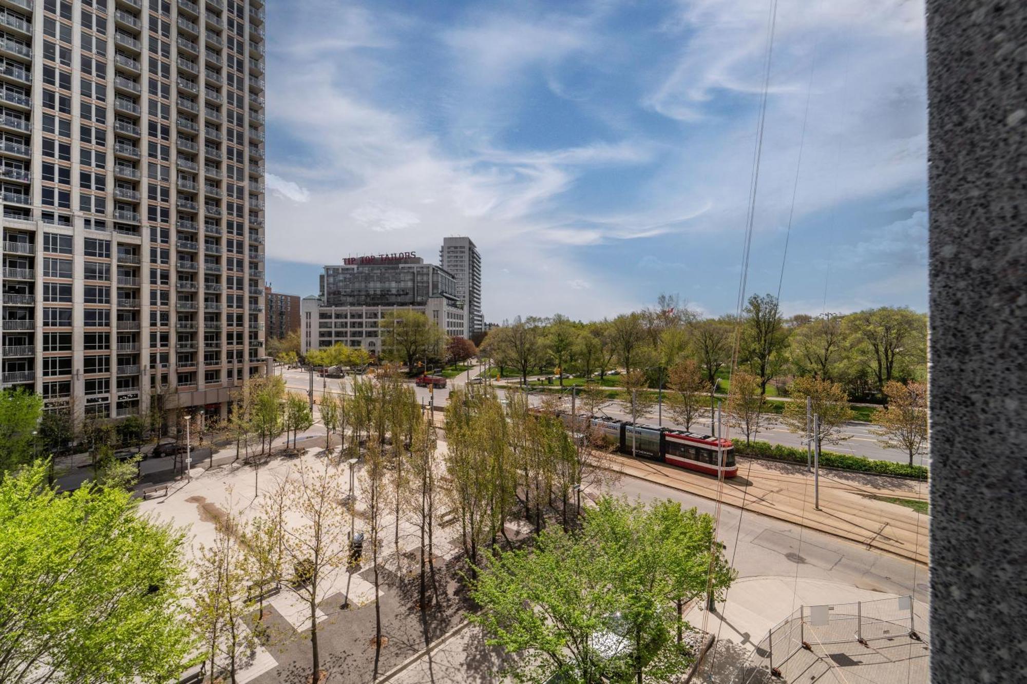 Spacious 2 Bedroom Plus Den, 2 Bath, Sleeps 5 With Balcony And Lakeview Downtown Toronto Condo Экстерьер фото