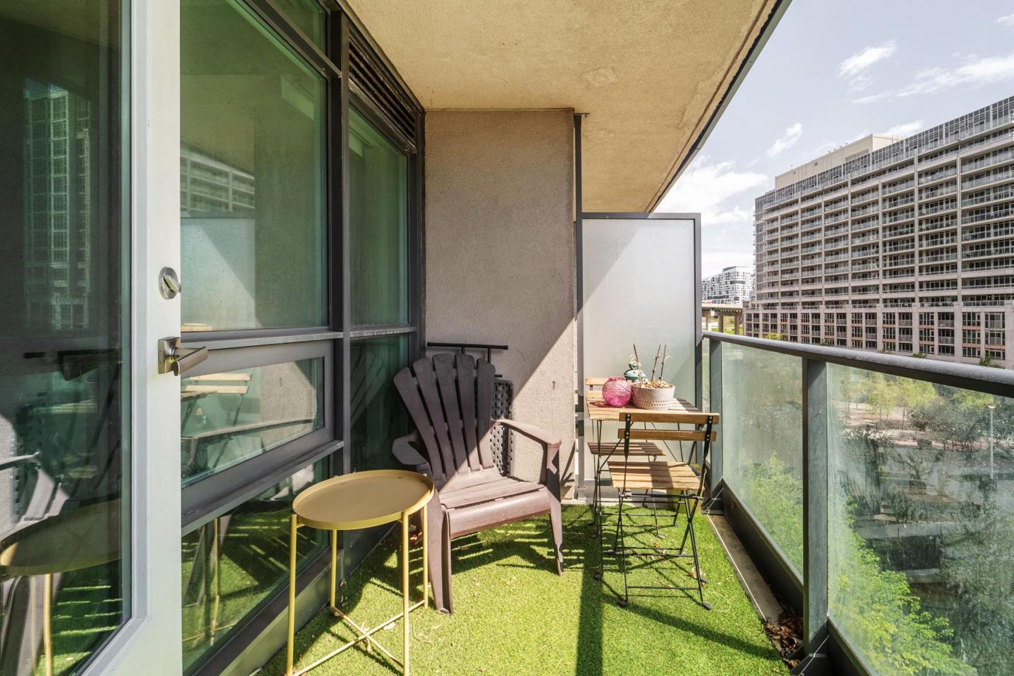 Spacious 2 Bedroom Plus Den, 2 Bath, Sleeps 5 With Balcony And Lakeview Downtown Toronto Condo Экстерьер фото