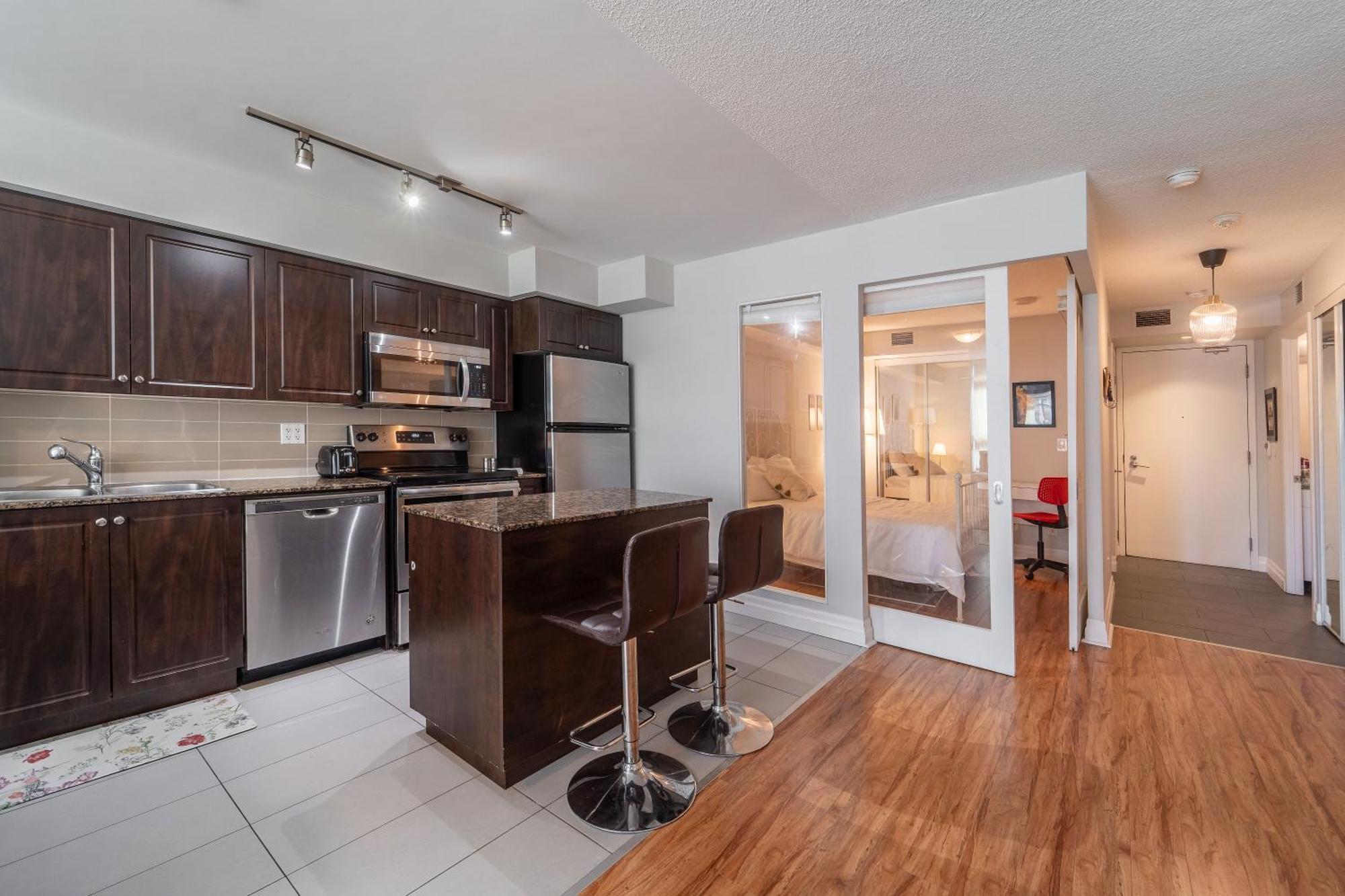 Spacious 2 Bedroom Plus Den, 2 Bath, Sleeps 5 With Balcony And Lakeview Downtown Toronto Condo Экстерьер фото