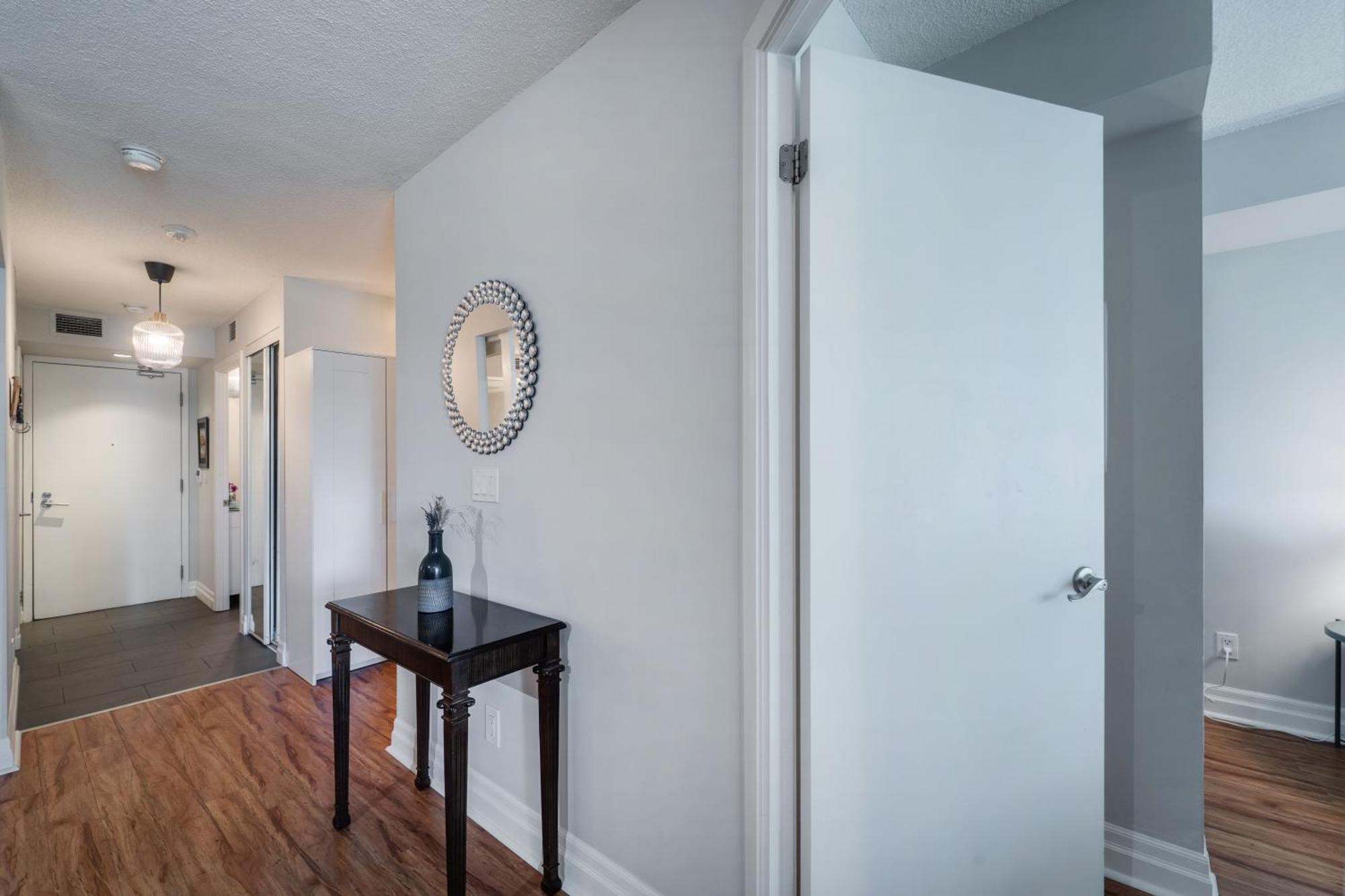 Spacious 2 Bedroom Plus Den, 2 Bath, Sleeps 5 With Balcony And Lakeview Downtown Toronto Condo Экстерьер фото