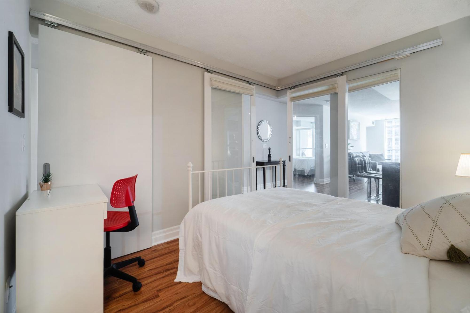 Spacious 2 Bedroom Plus Den, 2 Bath, Sleeps 5 With Balcony And Lakeview Downtown Toronto Condo Экстерьер фото